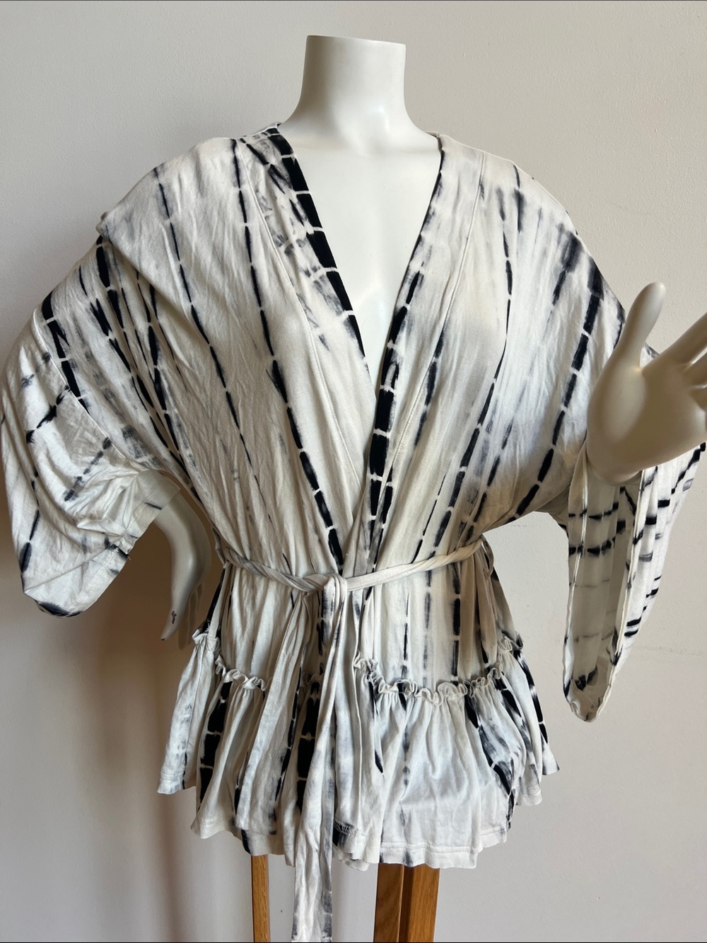 POL Women's Black & White Tie-Dye Kimono Robe ruffled bottom